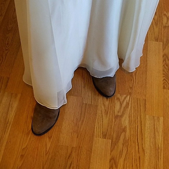 Ivory lace over camisole and gorgeous skirt. - Picture 7 of 8